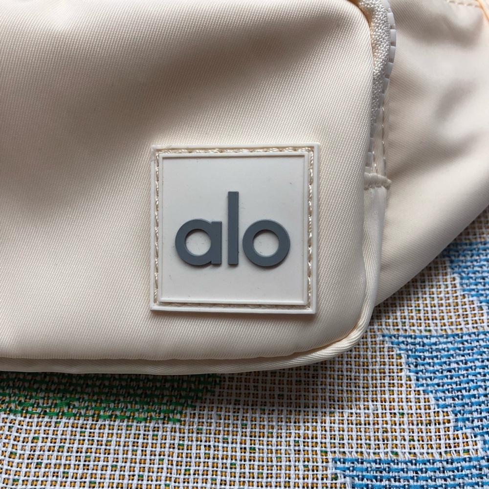 Alo Yoga Explorer Fanny Pack - Adjustable 3L Waist Bag - Picture 4 of 6
